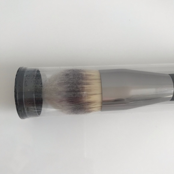 COPY - IT Cosmetics Heavenly Luxe Complexion Master Brush #16 - Picture 9 of 11